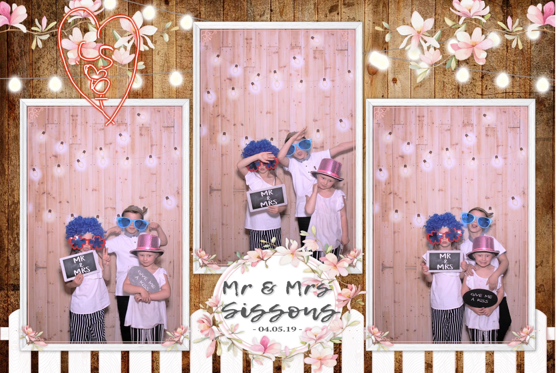 Mr and Mrs Sissons | View more photos from the event at gallery.blissbooth.co.uk/u/BlissBooth/Mr-and-Mrs-Sissons